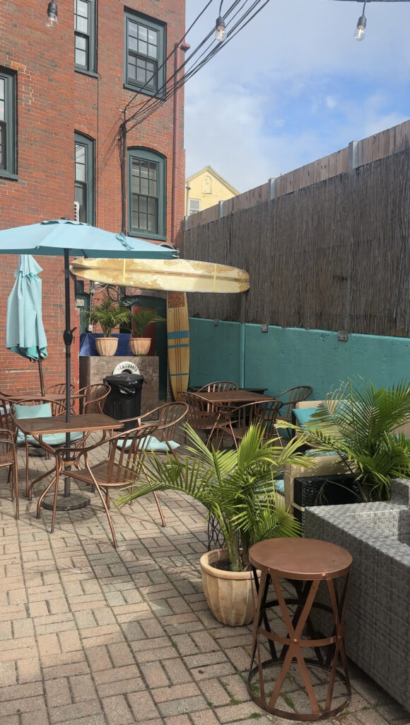 patio-with-foliage-at-castaways-gloucester-boston-north-shore